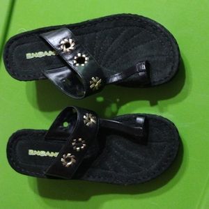 Black Leather Encanto 2.5 Inch Wedge Heel Thong Sandals Sz 7 NWOT Metallic Trim